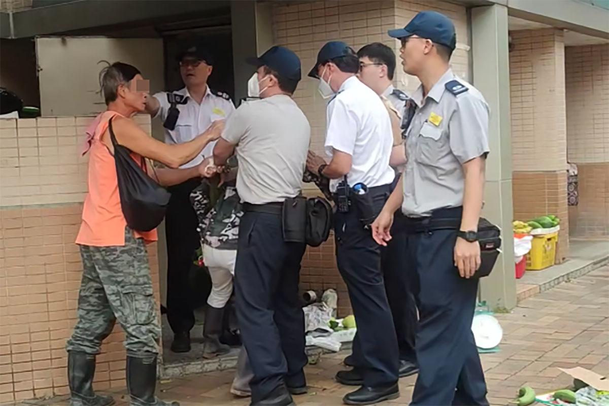 男子與一隊食環署職員持續爭吵。(網民Desmond Wang@FB群組「皇后山乜都友」)