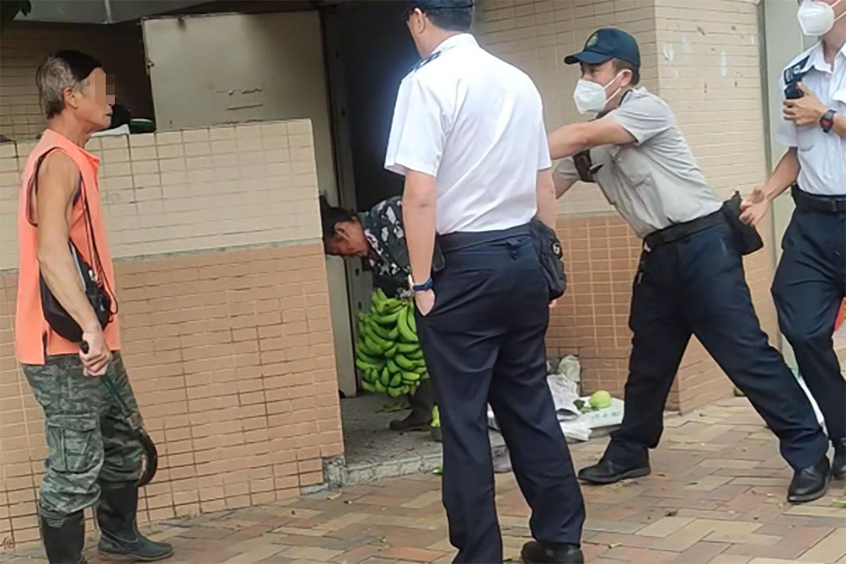 食環署人員馬上喝斥男子「放低武器」。(網民Desmond Wang@FB群組「皇后山乜都友」)