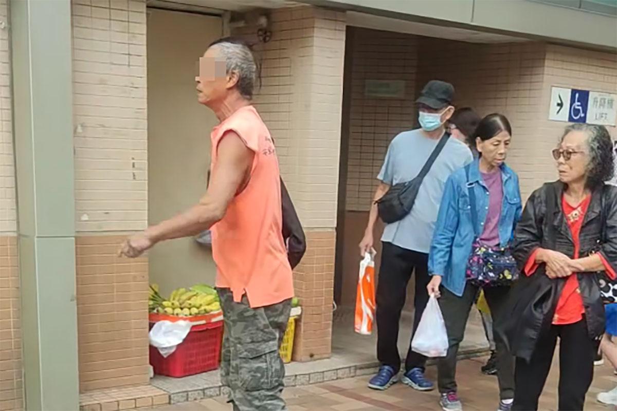 男子持續與食環署人員爭吵。(網民Desmond Wang@FB群組「皇后山乜都友」)