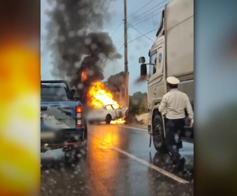 Tesla撞上石壆後火燒車,不斷冒出黑煙,警員到場處理。(互聯網)