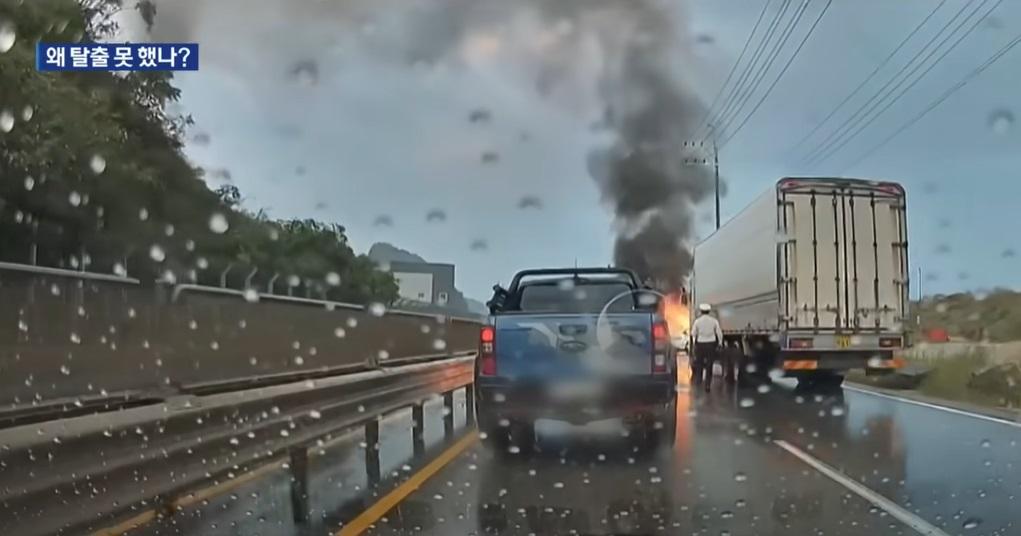 後面車cam拍到Tesla火燒車情況。(互聯網)