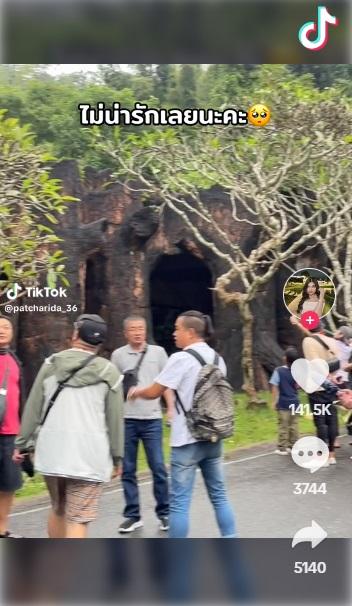 影片開始時,畫面右邊戴鴨舌帽女子用彈弓朝上方射擊,她一旁有其他遊客閒聊。(互聯網)