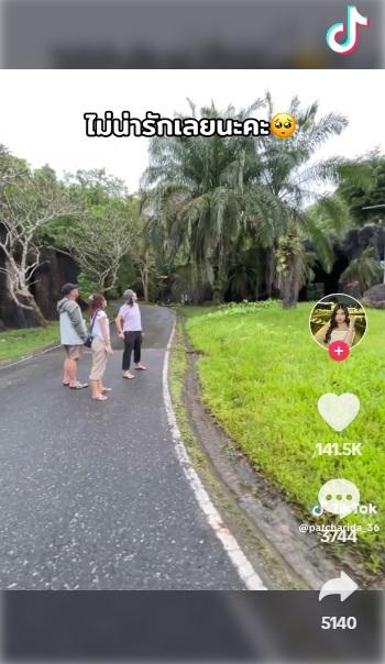 女子走到另一邊,再用彈弓朝上方射擊。(互聯網)