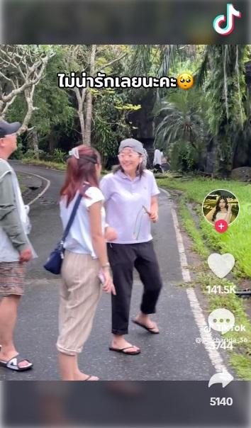 女子拿著彈弓,與旁人談笑。(互聯網)