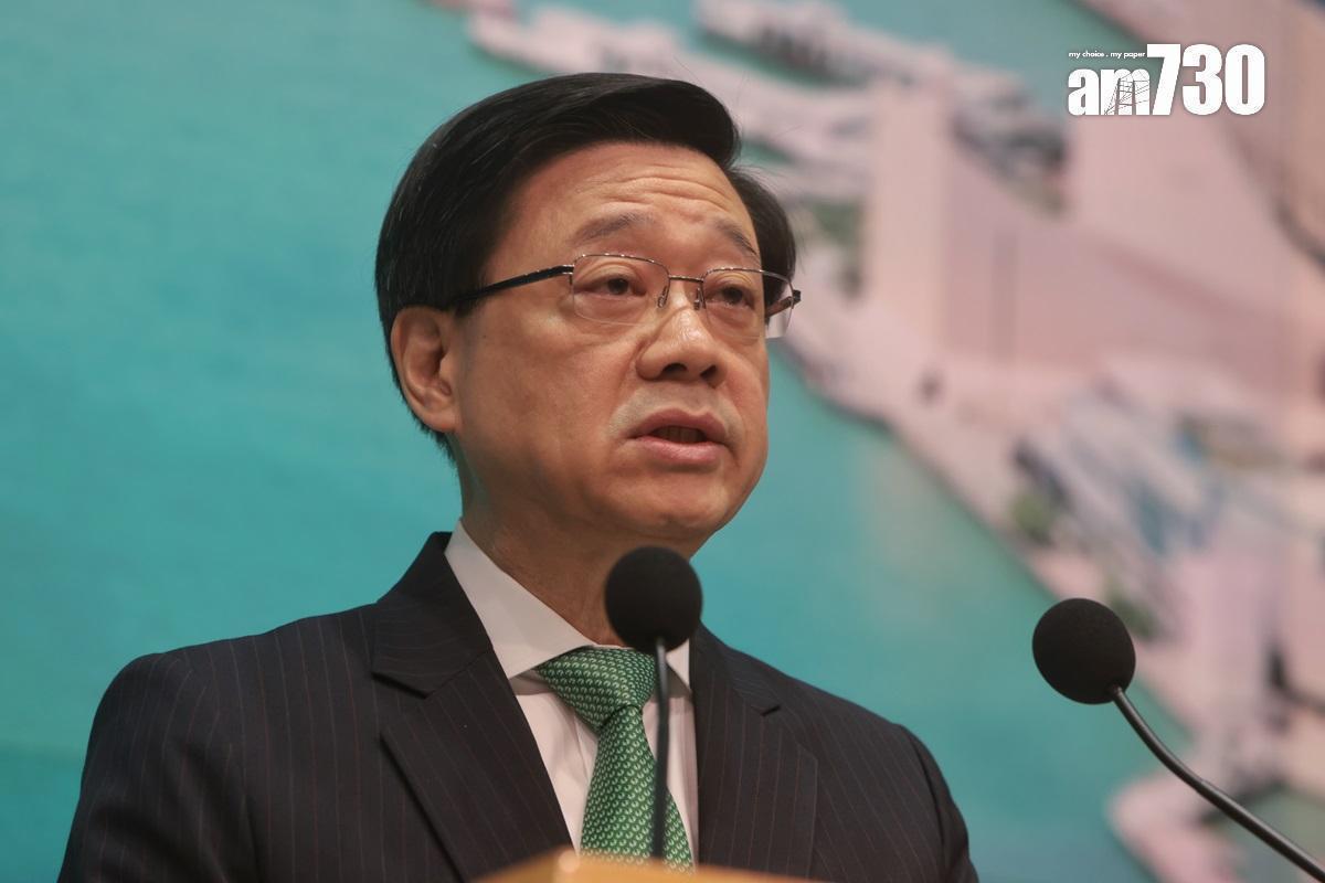 李家超稱會穿戴理大設計綠色領呔和領巾宣讀新一份《施政報告》。(資料圖片)