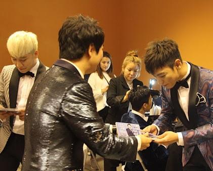 郎朗於2016年出席音樂活動時,在後台向BIGBANG各人派發自己的簽名CD。