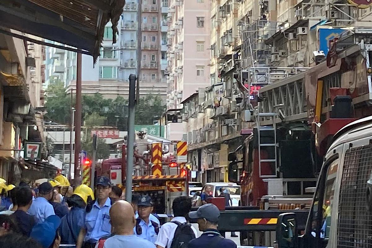 大批消防和警員到場處理。(網民Edwin Chan@FB群組「我長於大角咀重生版」)