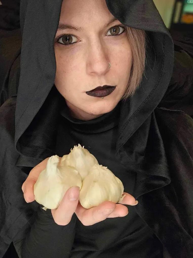 奈廷格爾扮吸血殭屍自嘲。(互聯網)