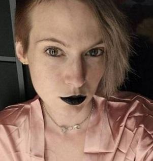 奈廷格爾扮吸血殭屍自嘲。(互聯網)