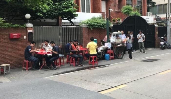 街邊小販是曼谷的特色,但為了保障行人和交通安全,市政府加強管理小販。(資料圖片)