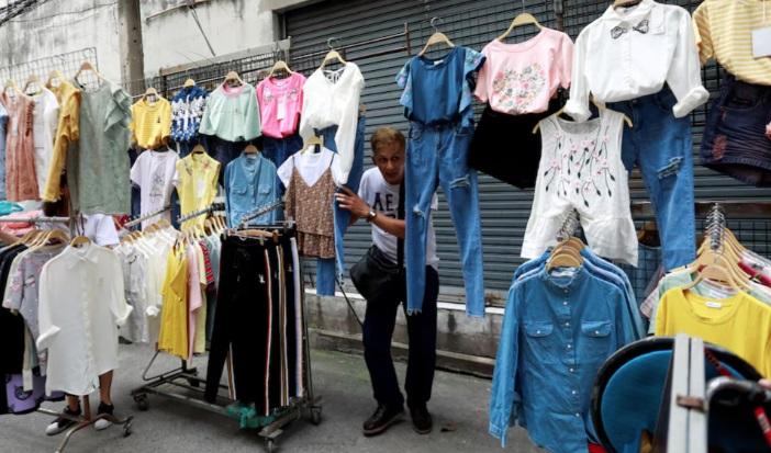 街邊小販是曼谷的特色,但為了保障行人和交通安全,市政府加強管理小販。(資料圖片)