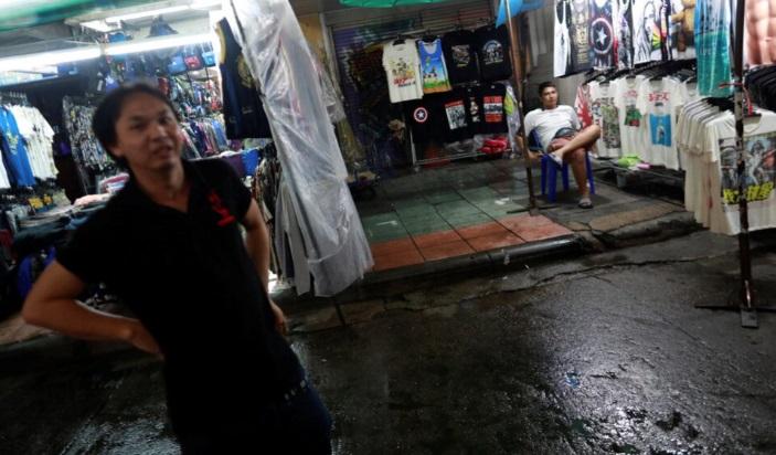 街邊小販是曼谷的特色,但為了保障行人和交通安全,市政府加強管理小販。(資料圖片)