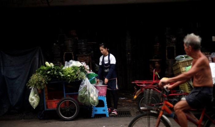 街邊小販是曼谷的特色,但為了保障行人和交通安全,市政府加強管理小販。(資料圖片)