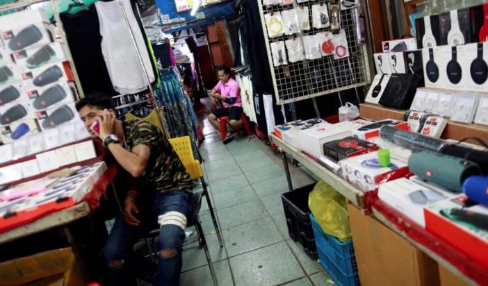 街邊小販是曼谷的特色,但為了保障行人和交通安全,市政府加強管理小販。(資料圖片)