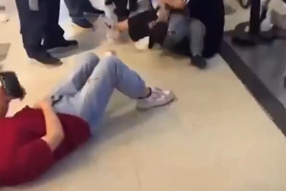 事發後有傷者躺在地上待救。(網上片段截圖)