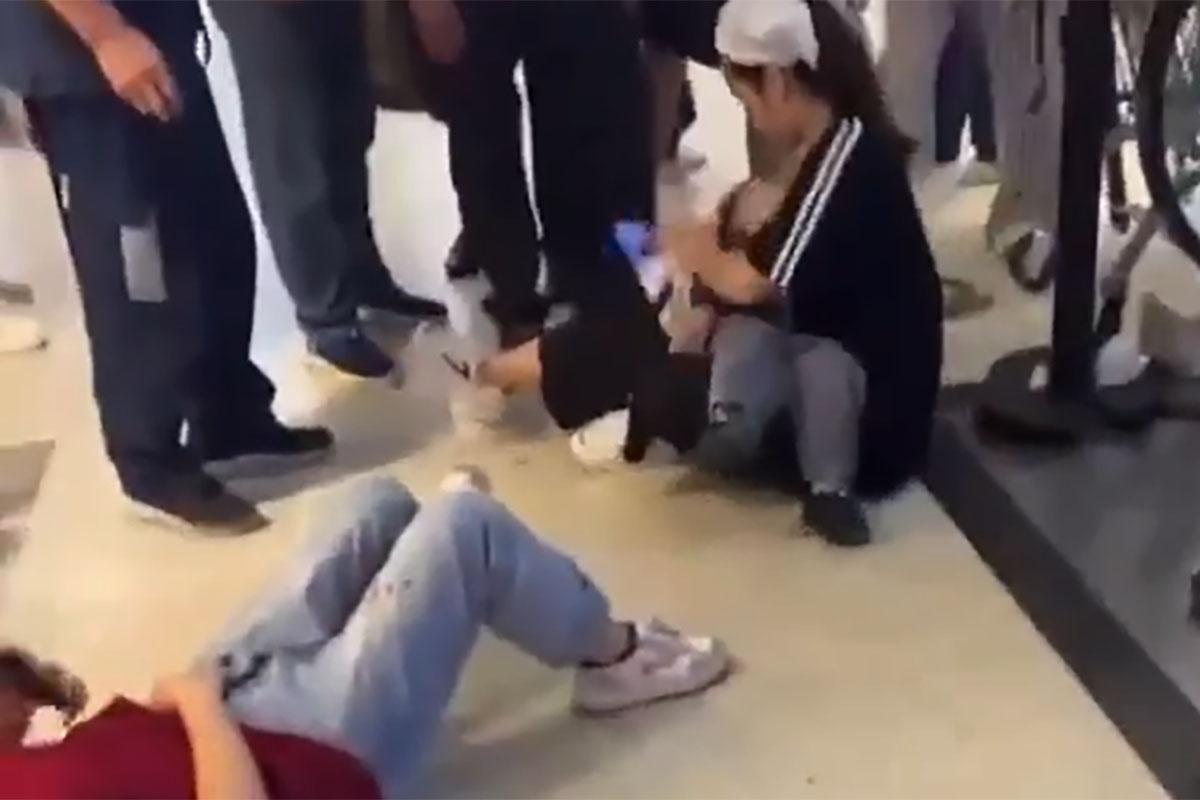 事發後有傷者躺在地上待救。(網上片段截圖)