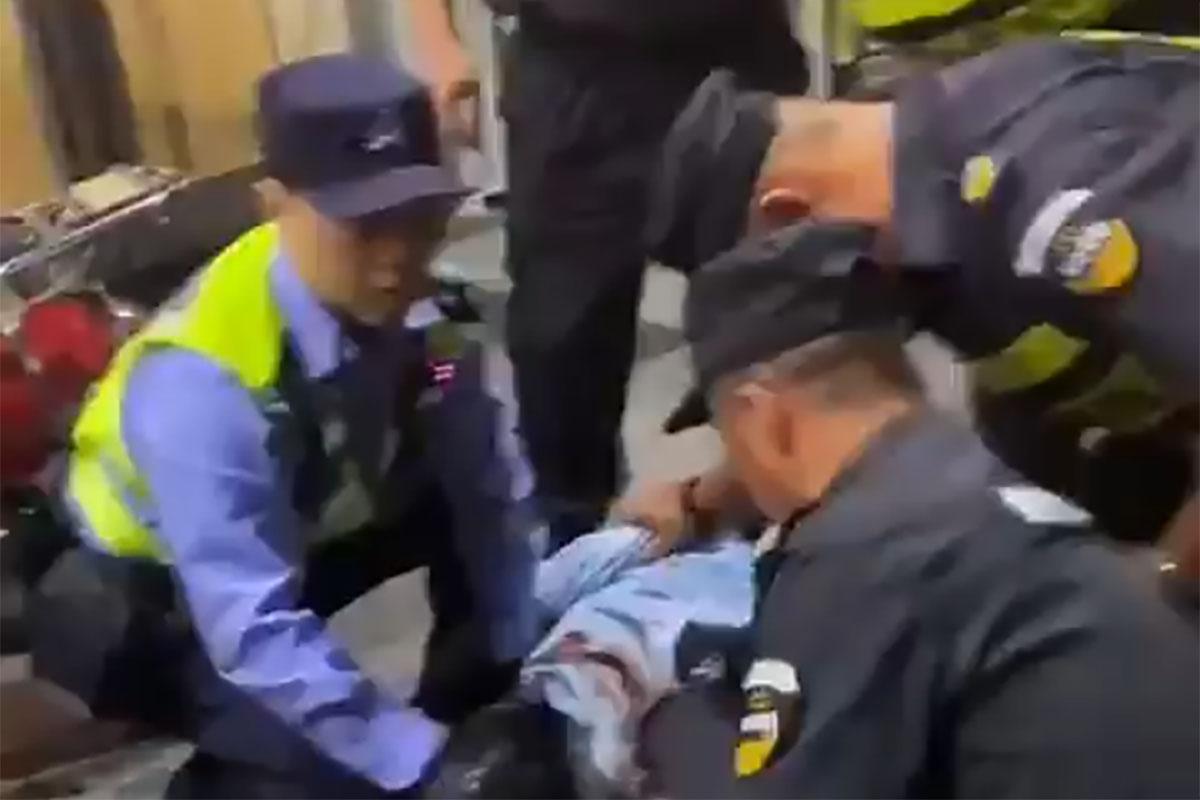 民警趕至將兇徒制服。(網上片段截圖)