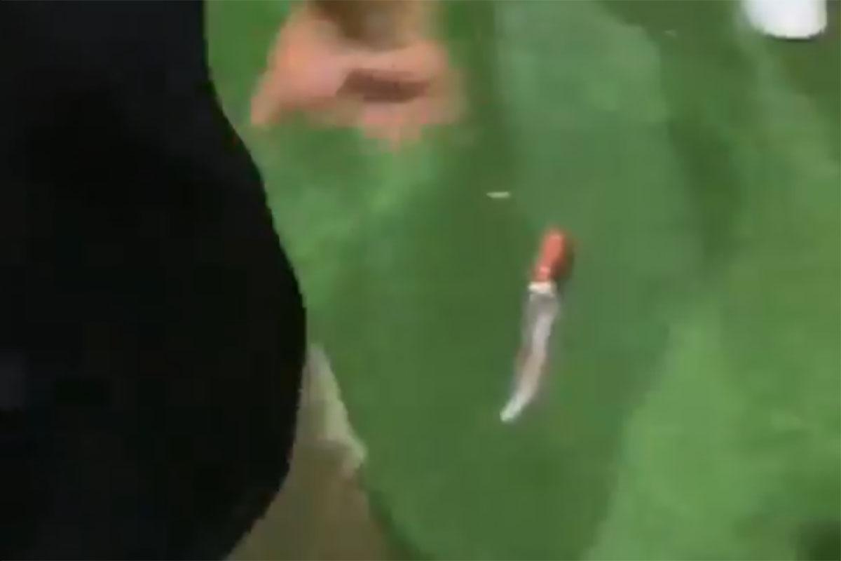 地上遺有相信是兇器的尖刀。(網上片段截圖)