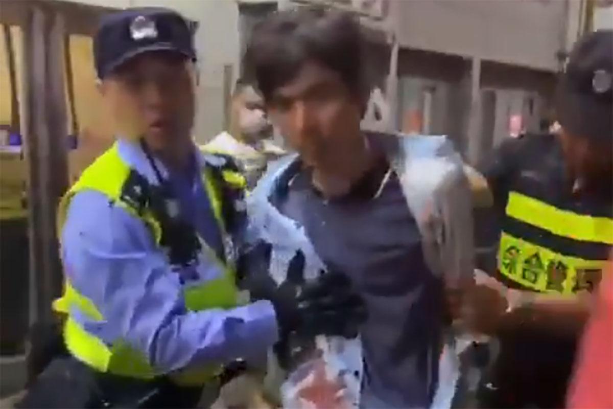 民警趕至將兇徒制服,其身上染有血跡。(網上片段截圖)