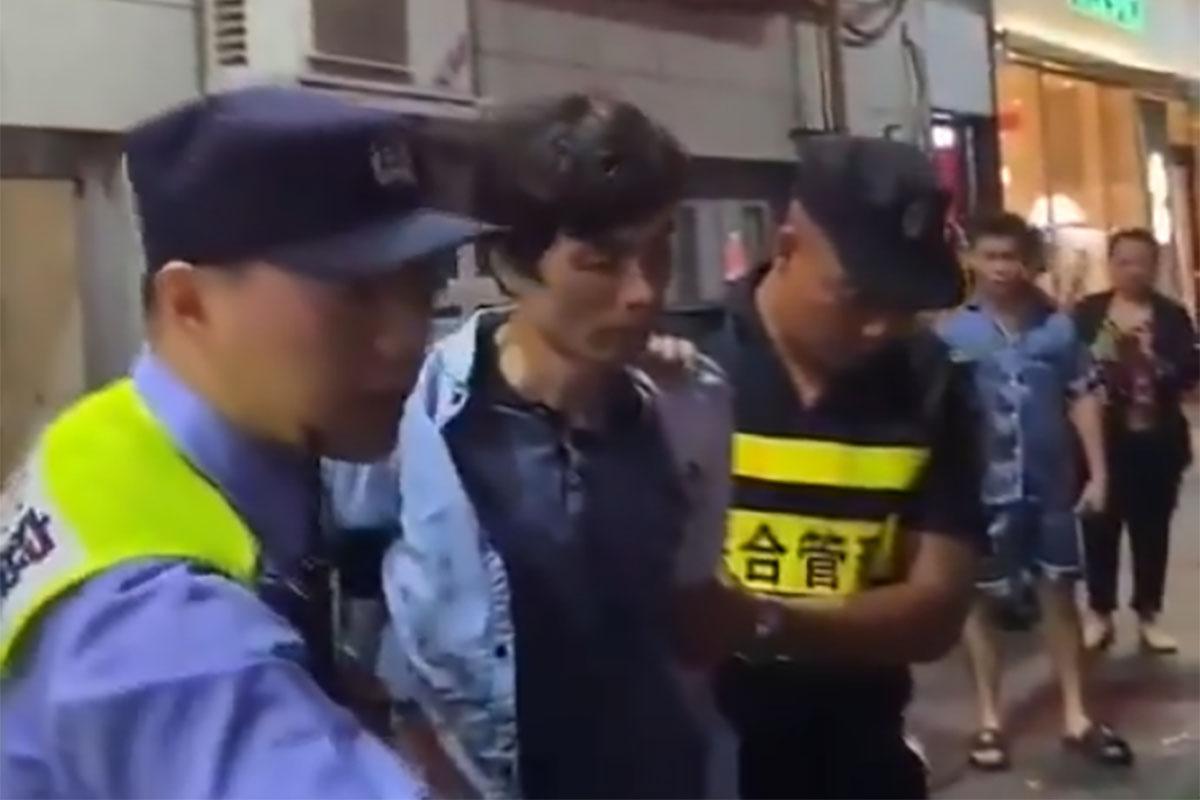 民警趕至將兇徒制服。(網上片段截圖)