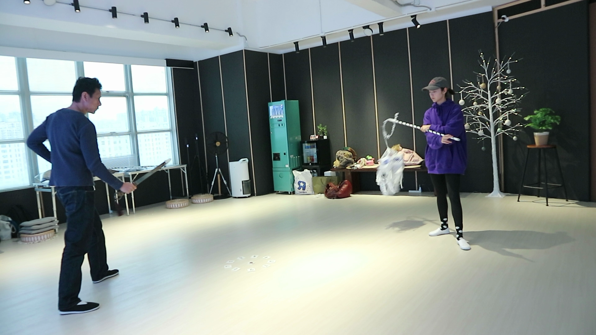 導演在開拍前就特意安排衛詩雅及朱栢康接受破地獄儀式的訓練。