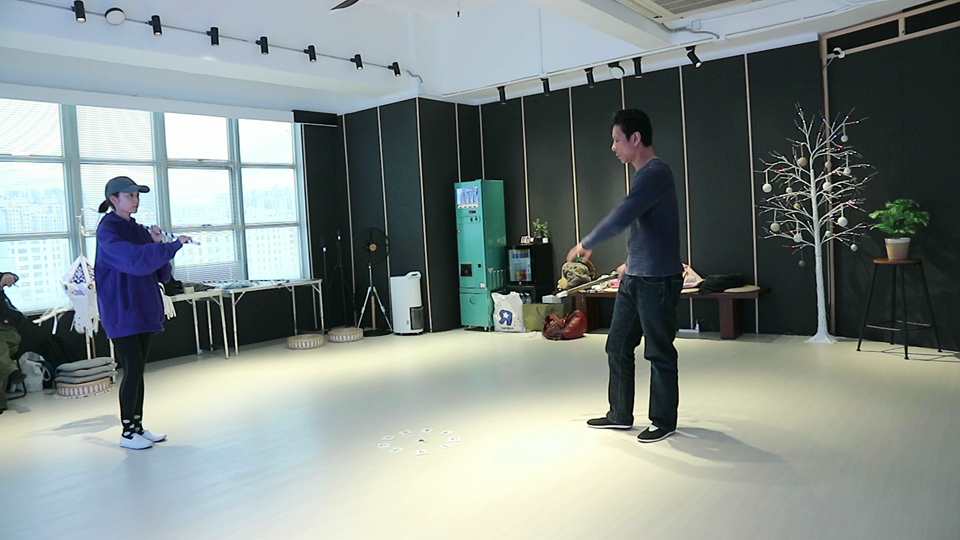 衛詩雅和朱栢康為《破.地獄》認真地練習儀式和頌經。