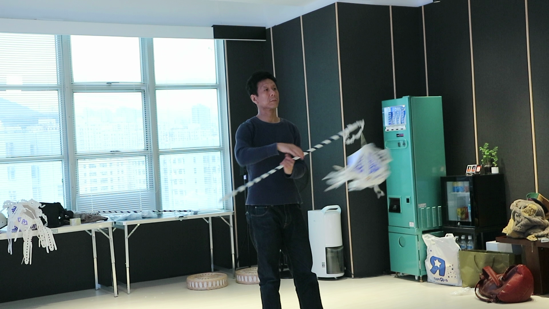 導演在開拍前就特意安排衛詩雅及朱栢康接受破地獄儀式的訓練。