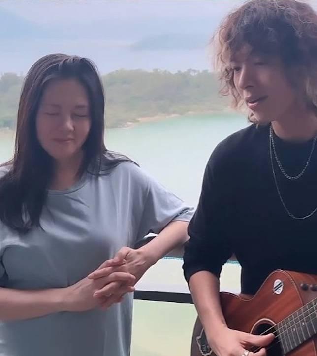 李麗珍相當照顧張明偉,不但拉攏囡囡跟張明偉拍片,自己亦會參與其中。