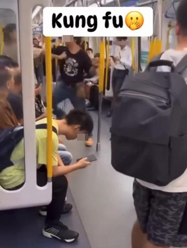 中年漢施展連環拳打向年輕男子。(網片截圖)