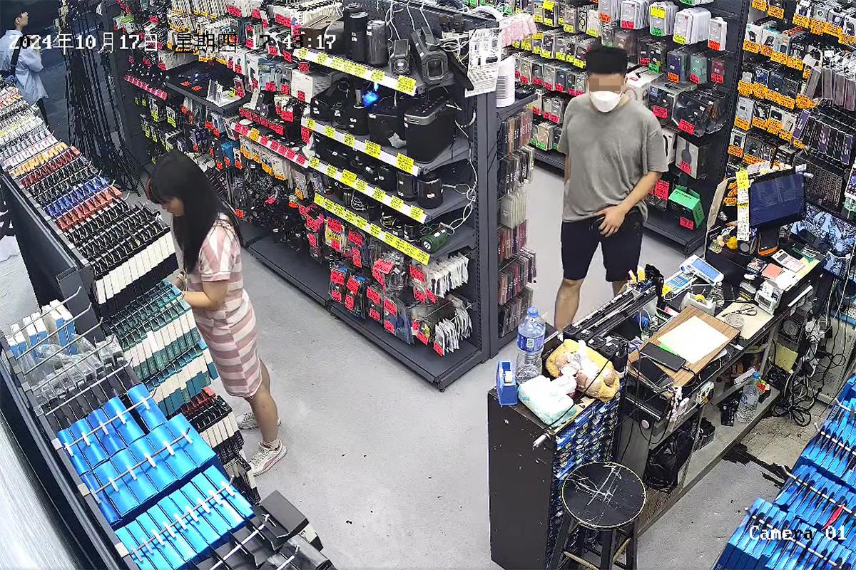 有獨行賊闖入油麻地一間店舖,迅速盜去收銀枱上的iPhone。(網上影片截圖)