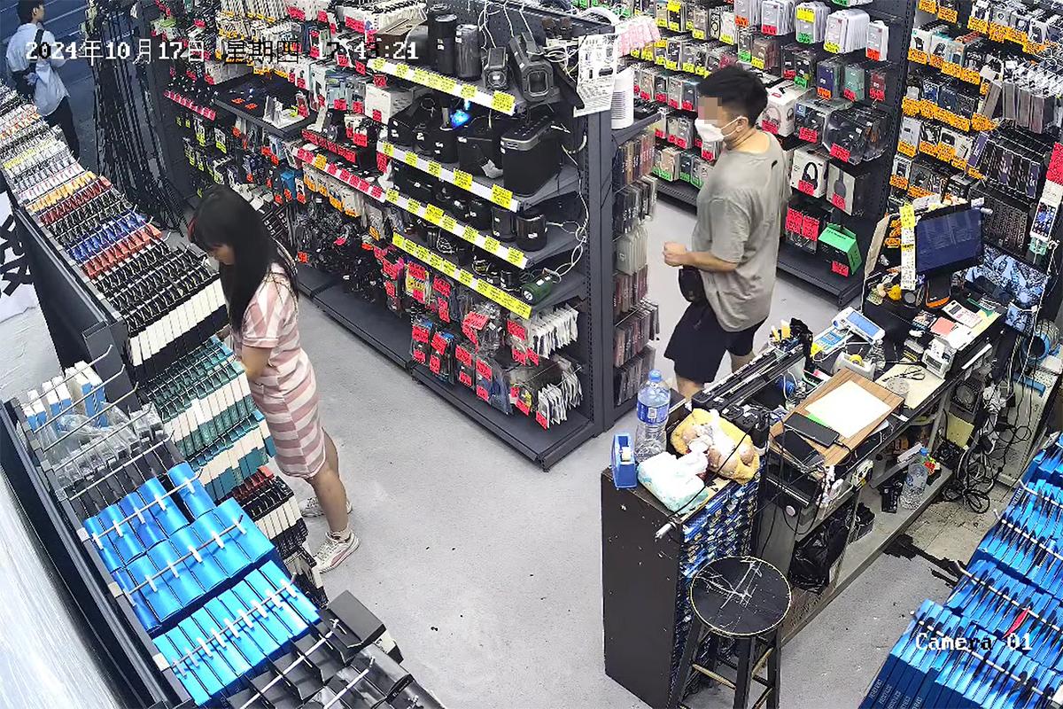 有獨行賊闖入油麻地一間店舖,迅速盜去收銀枱上的iPhone。(網上影片截圖)