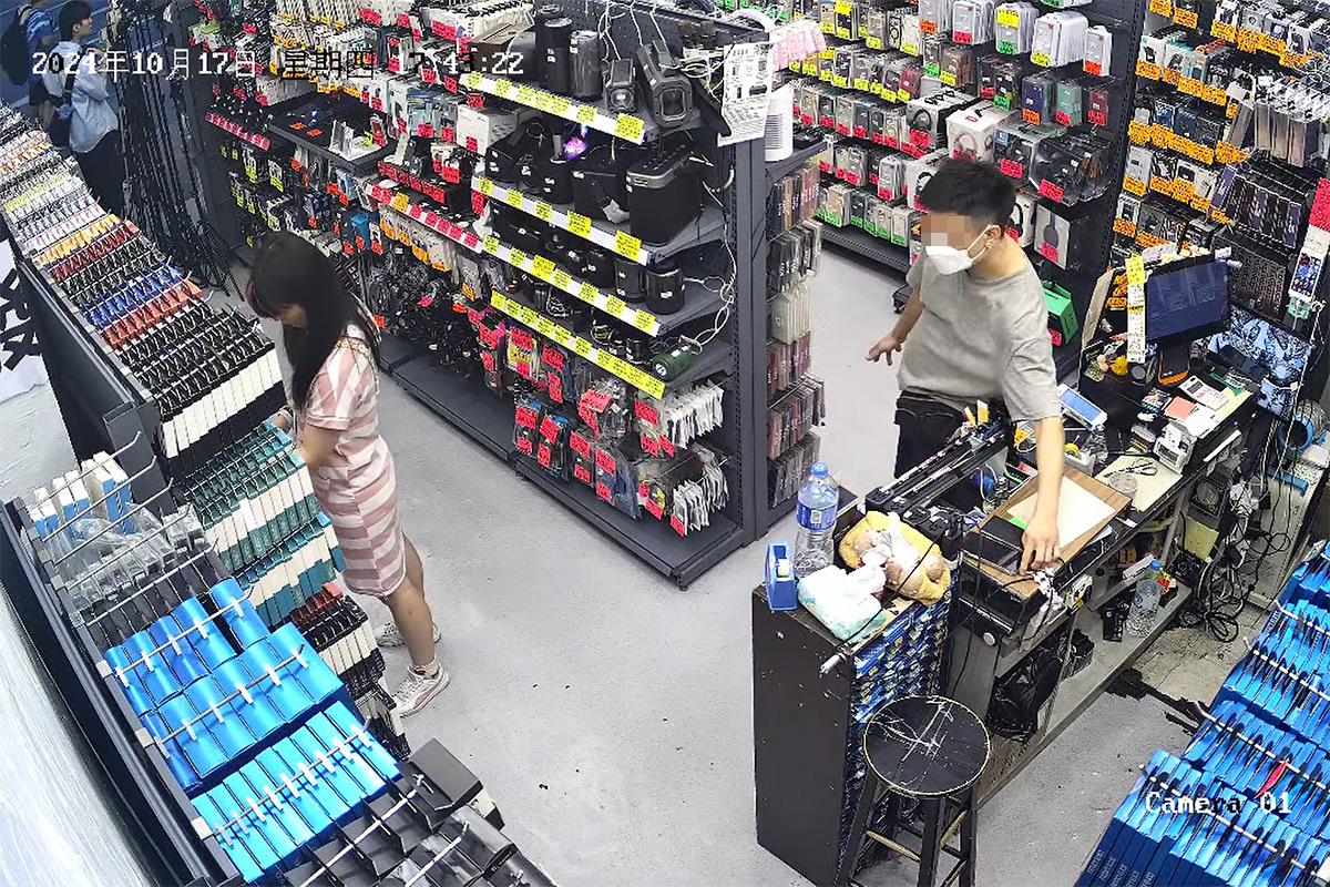 有獨行賊闖入油麻地一間店舖,迅速盜去收銀枱上的iPhone。(網上影片截圖)