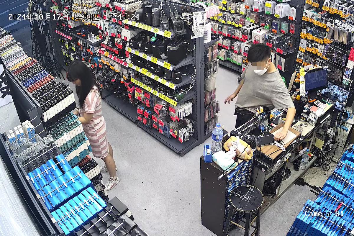 有獨行賊闖入油麻地一間店舖,迅速盜去收銀枱上的iPhone。(網上影片截圖)