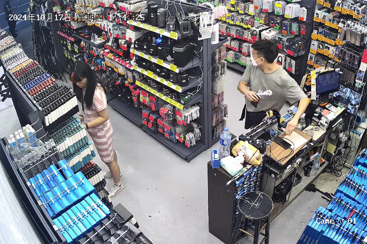 有獨行賊闖入油麻地一間店舖,迅速盜去收銀枱上的iPhone。(網上影片截圖)