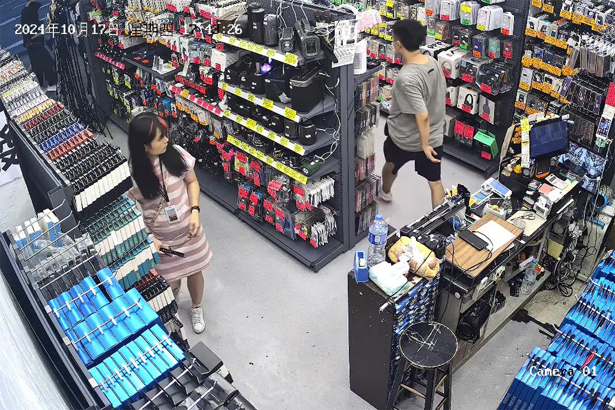 有獨行賊闖入油麻地一間店舖,迅速盜去收銀枱上的iPhone。(網上影片截圖)