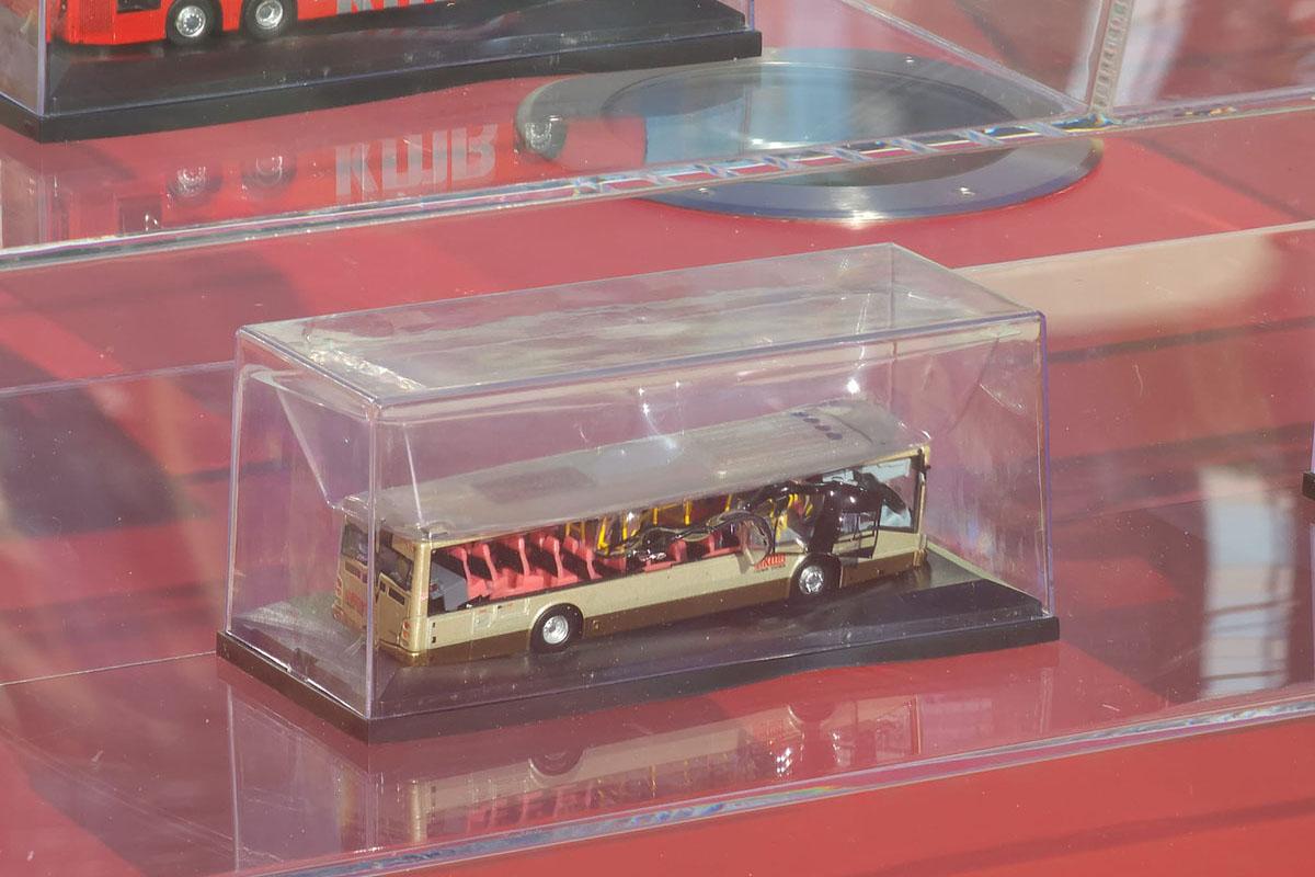 有展出的巴士模型不敵高溫導致變形。(網民Rheneas Choi@FB群組「巴士迷俱樂部」)