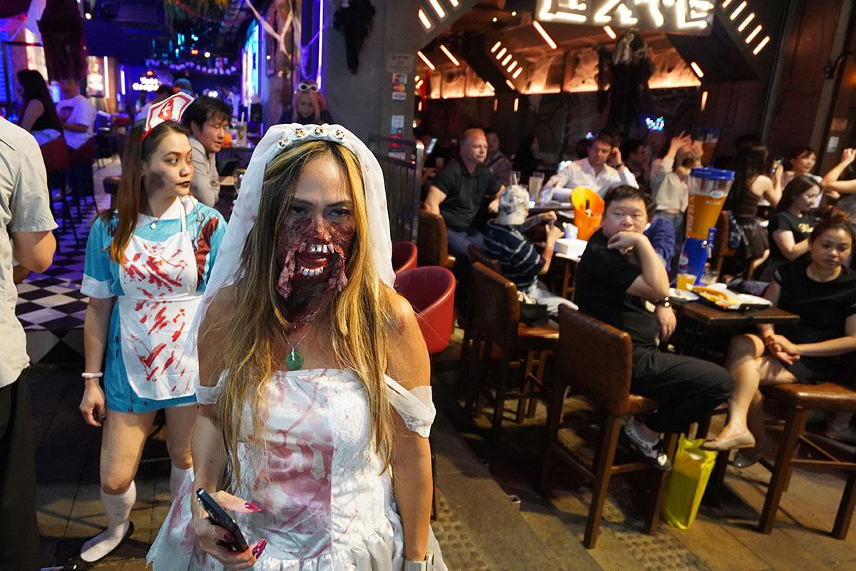 萬聖節前夕,大批市民悉心「扮鬼扮馬」到蘭桂坊慶祝狂歡。