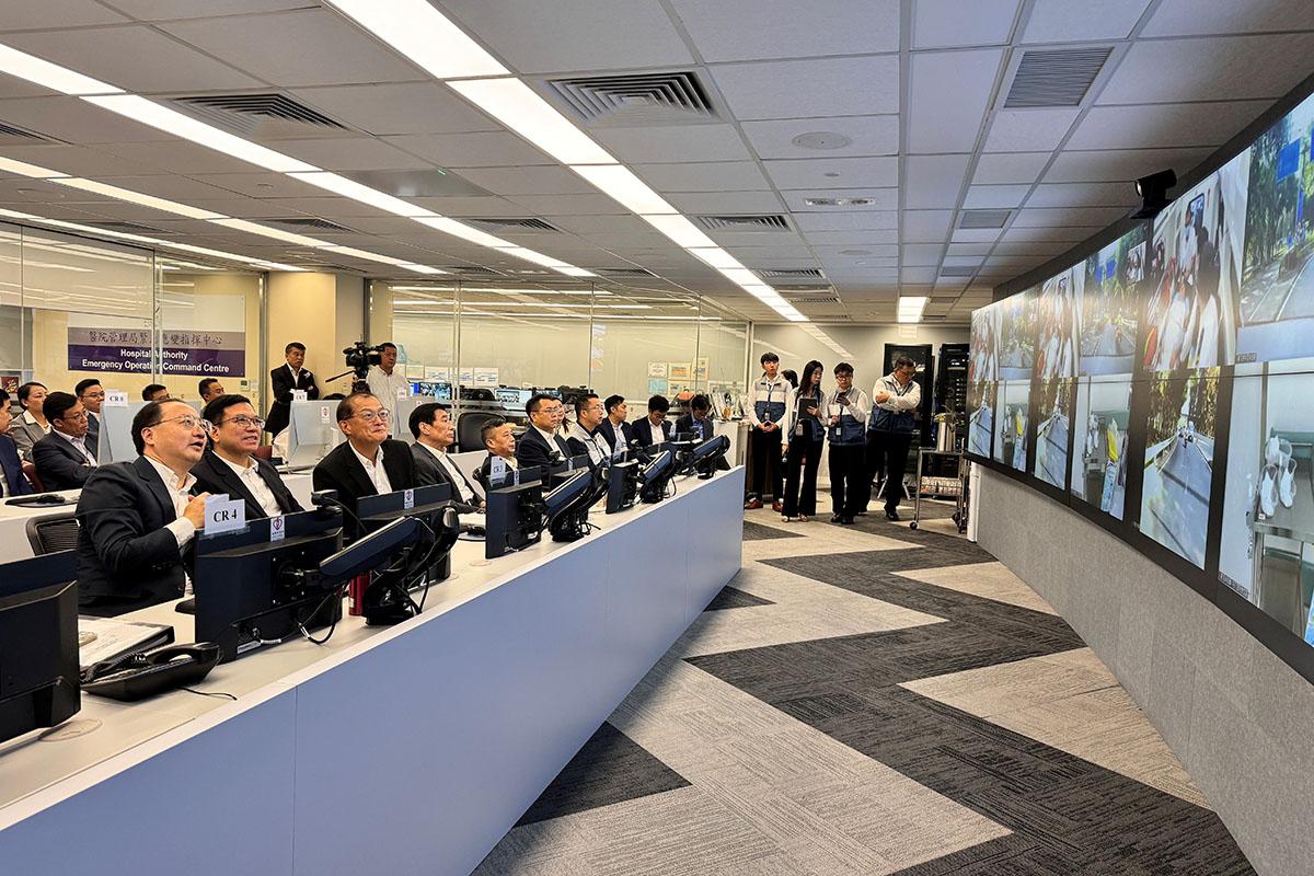 盧寵茂(左三)、鄧林峰(左二)等人在醫管局重大事故控制中心視察演練情況。(政府新聞處)