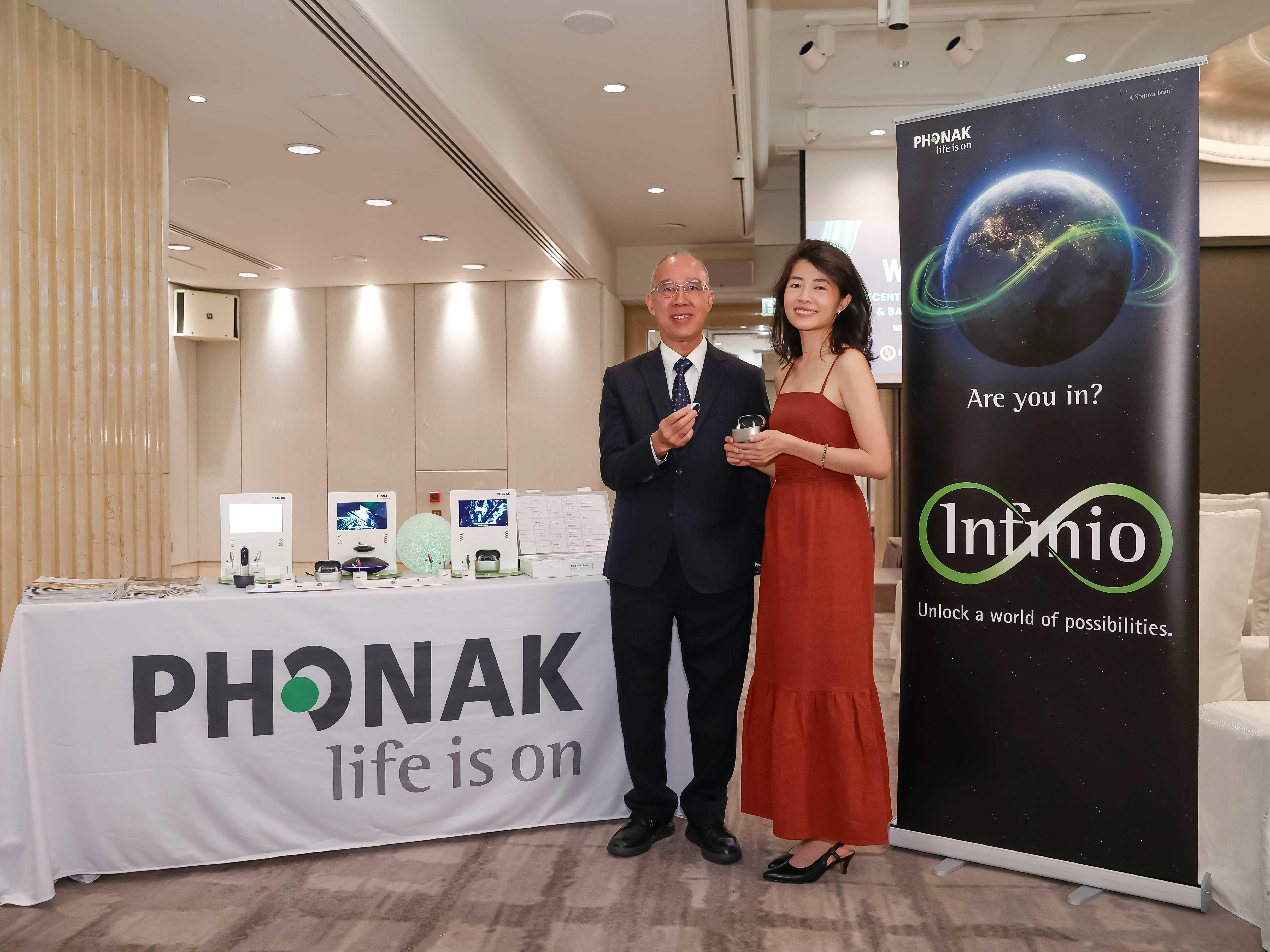 (左起)峰力香港聽覺中心董事長兼資深聽力學家甘炳基與峰力新加坡聽力學家吴秀俐於峰力Audeo Sphere Infinio在香港的發佈會上。