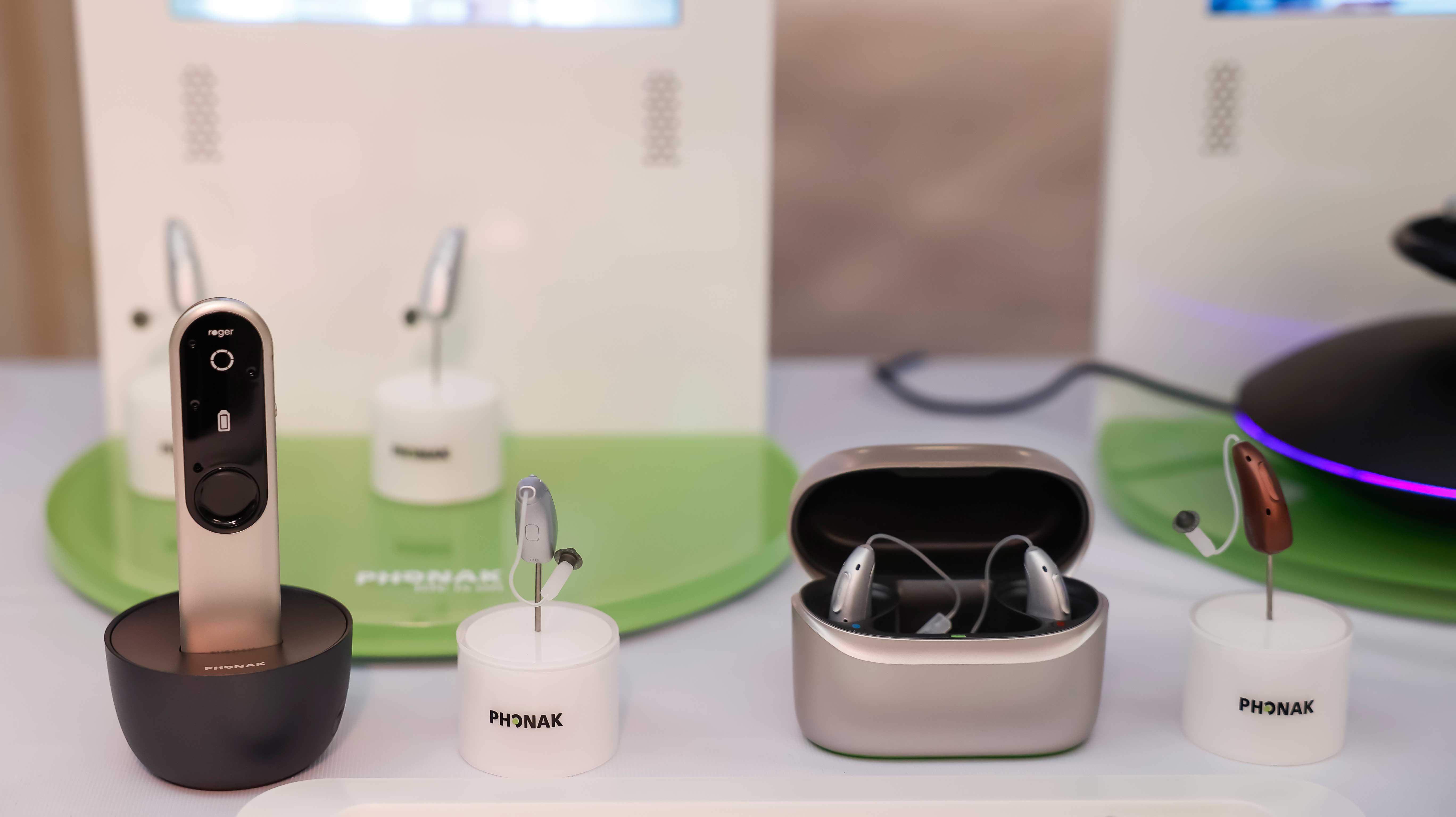 配備全景語音純淨功能,能接收環境中多個人聲,並可以從雜亂無章的聲音中分離出人聲語言,顯著抑制來自任何方向的噪音。