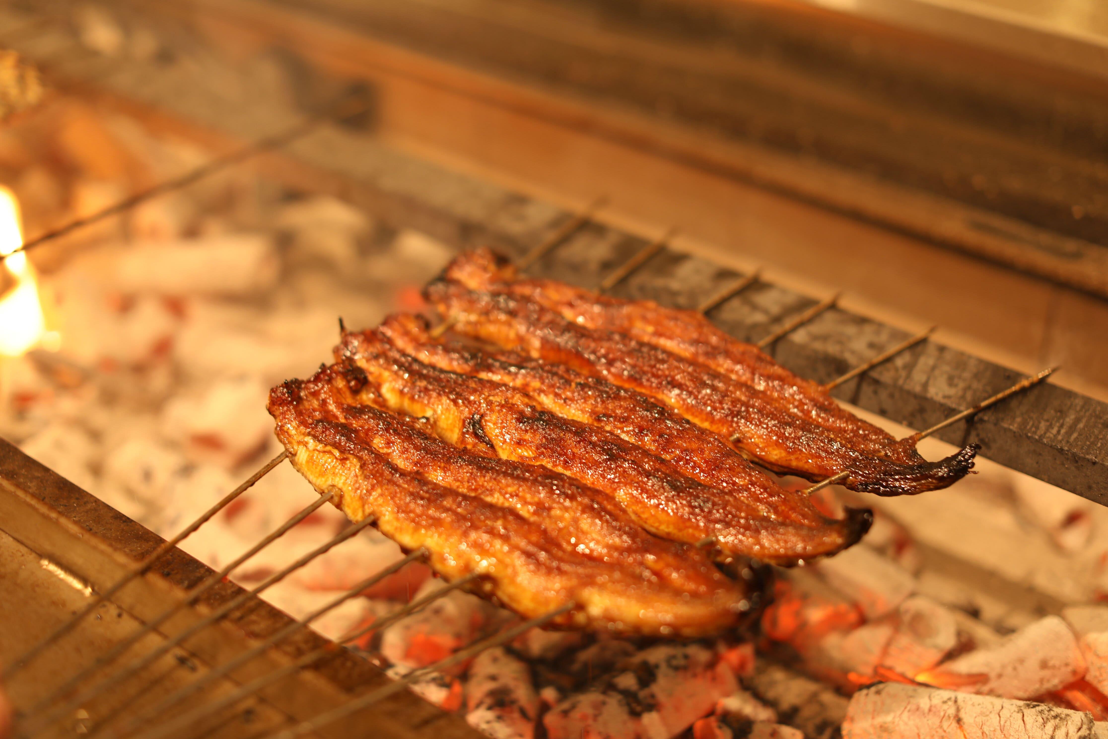 炭火烤製原條鰻魚外皮酥脆,內裡肉質蓬鬆。
