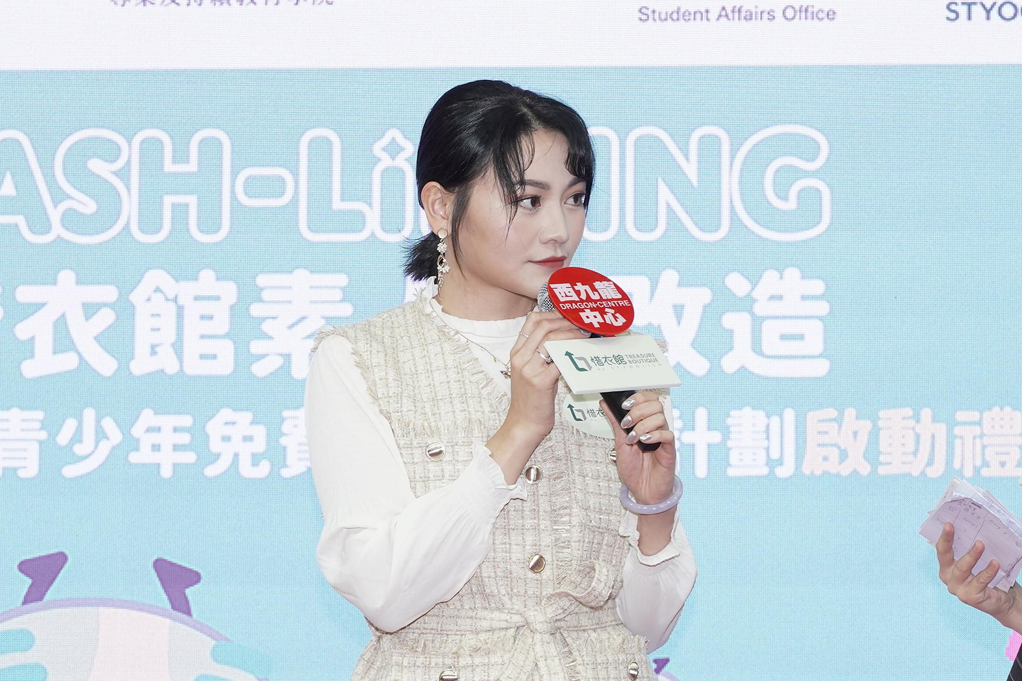 關嘉敏以模特兒的打扮行catwalk,又大談分享自己慳家、環保的心得。