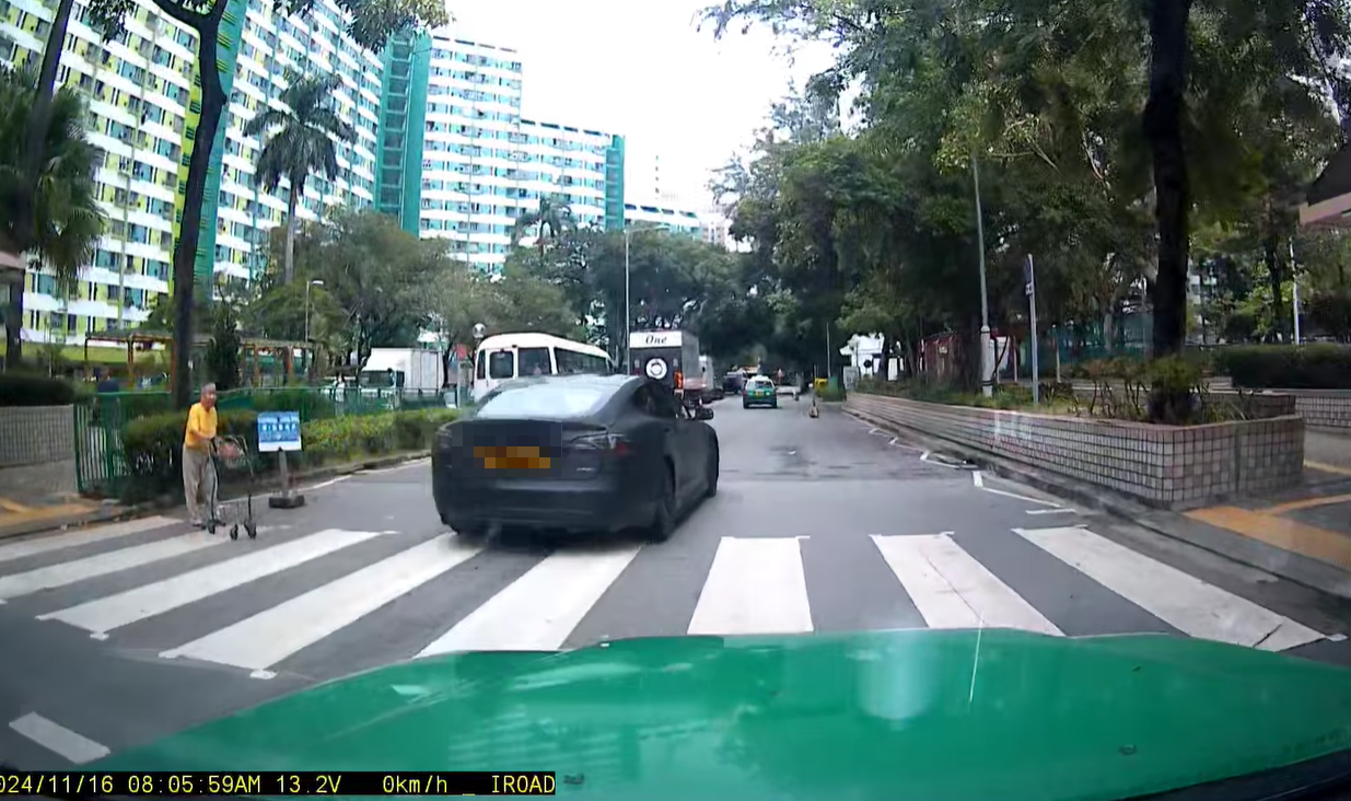 車Cam直擊|老婦斑馬線過路 屯門Tesla照衝險撞人 74歲司機被票控 (網上影片截圖)