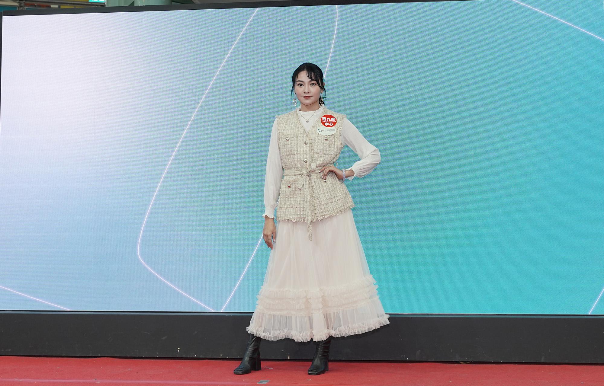 關嘉敏以模特兒的打扮行catwalk,又大談分享自己慳家、環保的心得。