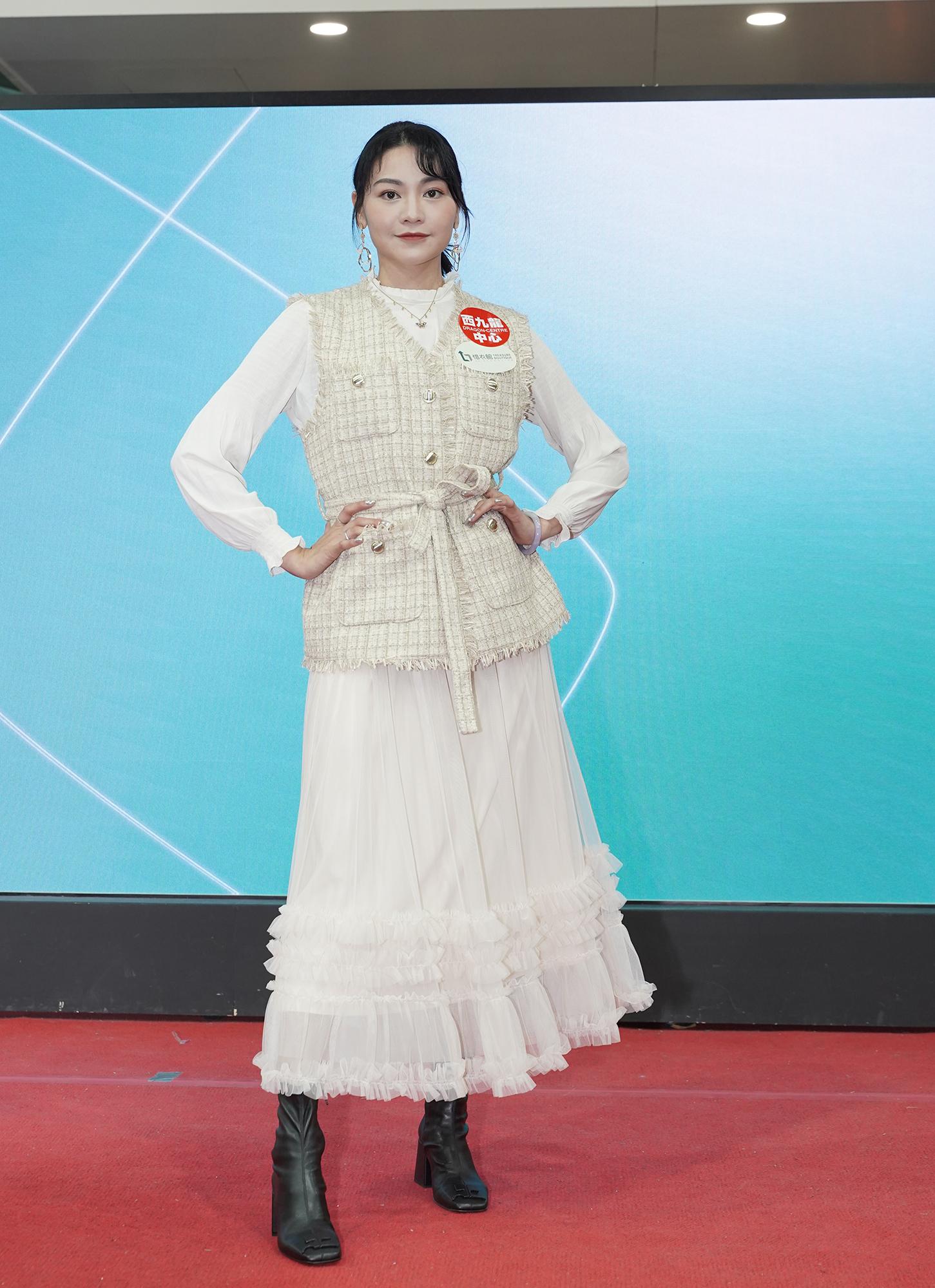 關嘉敏以模特兒的打扮行catwalk,又大談分享自己慳家、環保的心得。