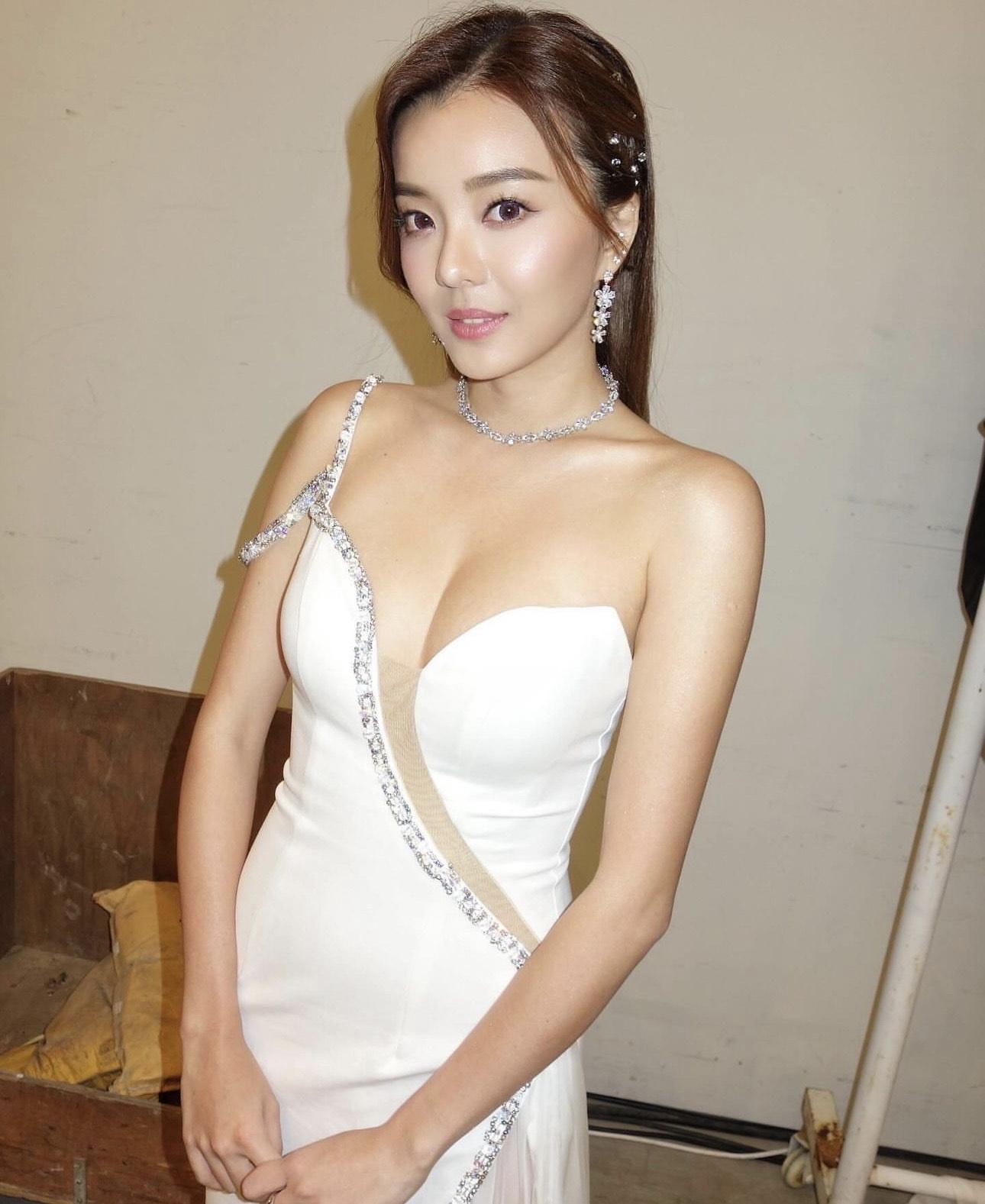 余思霆腹部微隆被傳懷孕 。