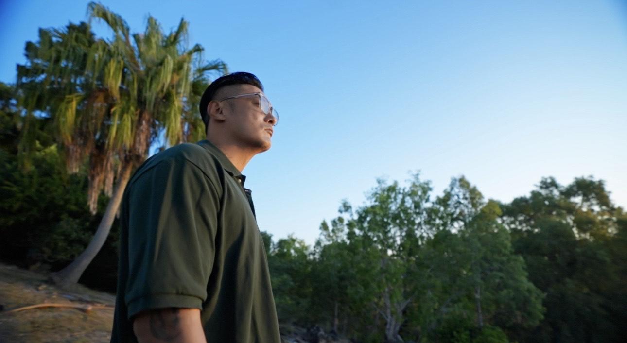 余文樂深入熱帶雨林體驗野人求生術 ,學講「野人式Hello」。.