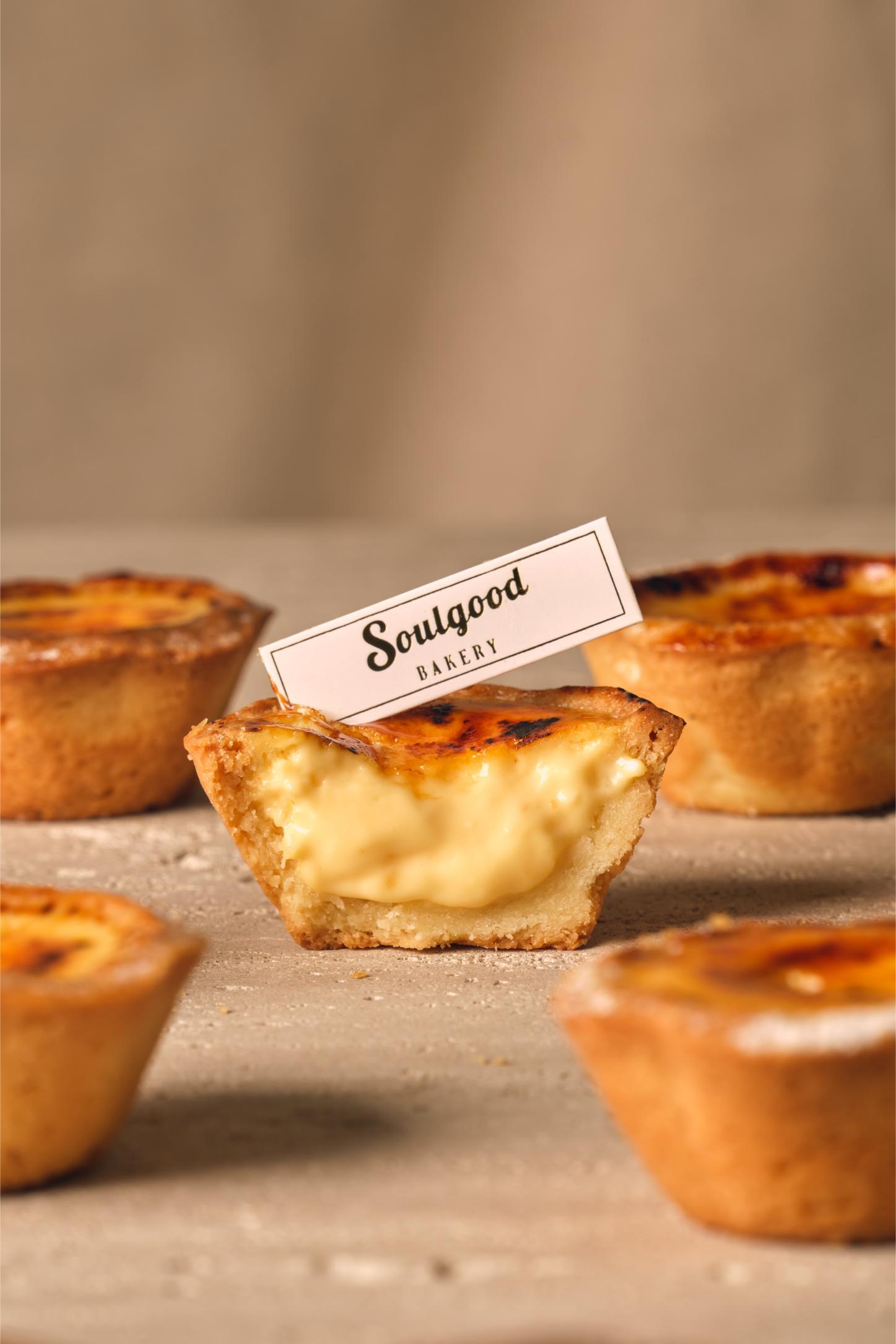 外層是酥脆的厚奶油撻皮,內餡是濃郁的流心巴斯克芝士餡料,牛油餅底與芝士香氣交融。