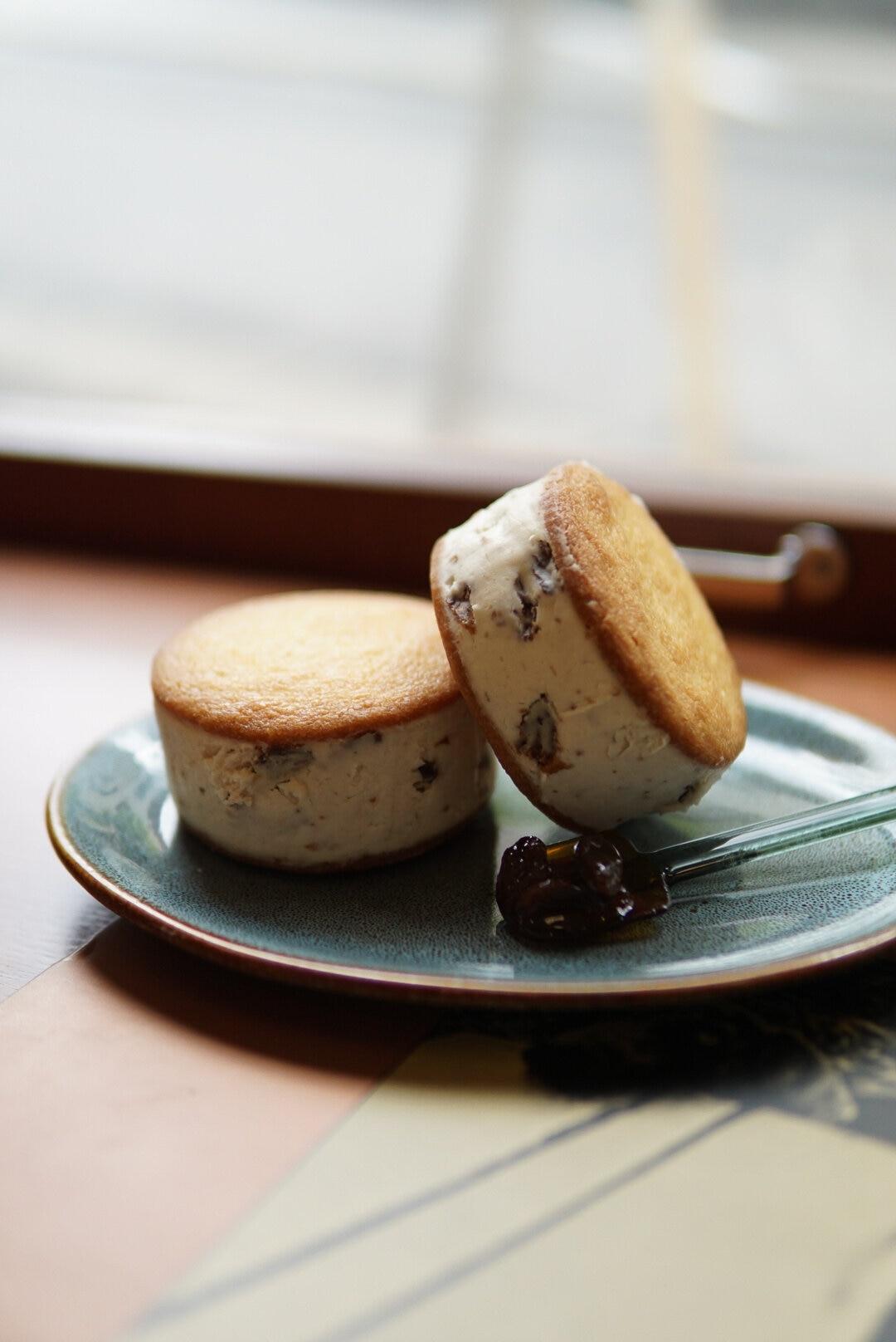 芝士蛋糕曲奇三文治(冧酒提子味)$68 芝士蛋糕餡厚度達4cm,芝味口感豐厚。