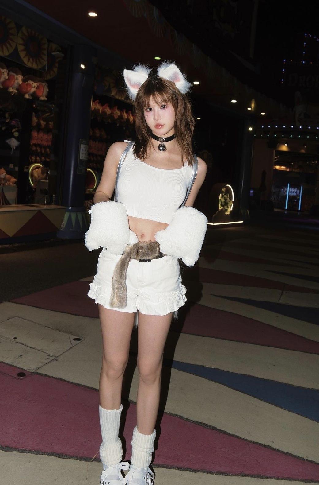 趁着萬聖節,古佩玲亦打扮成性感貓咪,大騷纖腰。